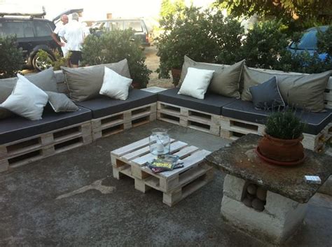 Come i divani fatti di pallet: Divanetti in #pallets con #cuscini di #arredo in #lino ...