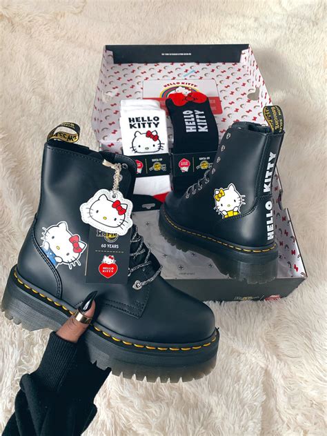𝔪𝔦𝔪𝔦 ༻ On Twitter Hello Kitty Shoes Kawaii Shoes Aesthetic Shoes