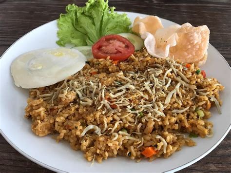 Nasi goreng rumahan simple cuma bawang putih dan cabe aja 🧑‍🍳 Menu Spesial Nasi Goreng Ikan Teri Rumahan | Tagar