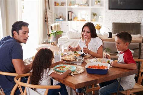 benefícios que as refeições em família trazem ao lar