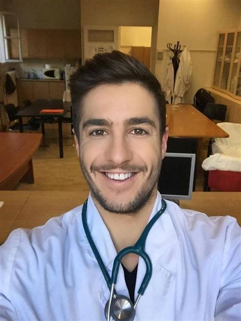 Ο κούκλος Κρητικός γιατρός που τρελαίνει το instagram zinapost gr