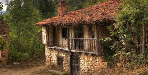 Casa adosada en venta en villaescusa can. Se vende aldea en Cantabria por un millón y medio de euros ...