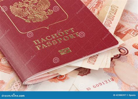 Rosyjski Paszport Z Pieni Dze Obraz Stock Obraz Z O Onej Z Przepustka