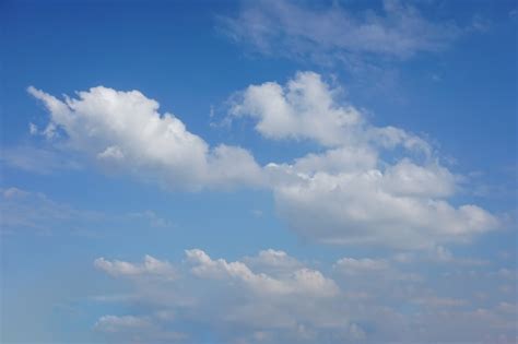 Klarer Himmel Und Blauer Himmel Mit Weißen Wolken Premium Foto