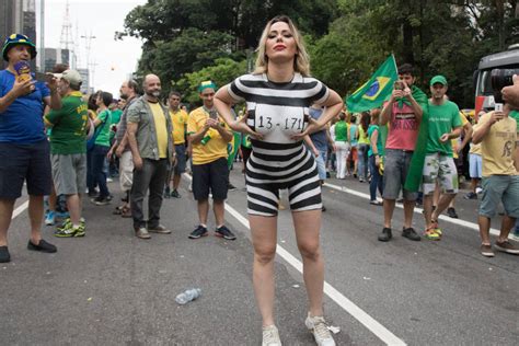 Musa Da Manifestação Dispensa Roupa E Faz Protesto Nua Em São Paulo Fotos R7 Famosos E Tv