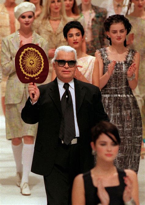 Best Karl Lagerfeld Photos See Him Without Glasses And With His Muses