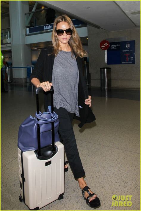 Jessica Alba Flies The Skies After InStyle Dinner Photo 3686279