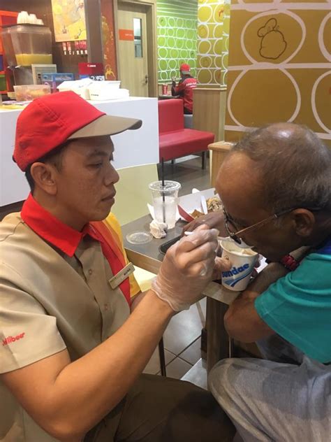 Jollibee Service Crew In Qatar Praised For Feeding Lonely Old Man