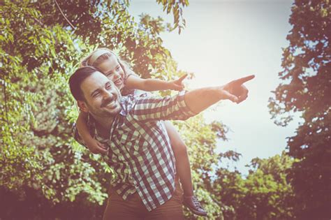 Alleinerziehender Vater Auf Wiese Mit Seiner Tochter Kleines Mädchen Auf Vater Huckepack