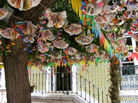 As principais são as festas de lisboa, de 12 para 13 de junho, dia de santo antónio, e as do porto, na noite de 23 para 24 de junho, quando se celebra o s. Sesimbra