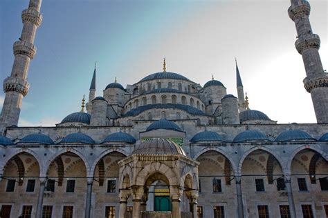 La mezquita Azul de Estambul Turquía fue inaugurada en 1616 por Ahmed