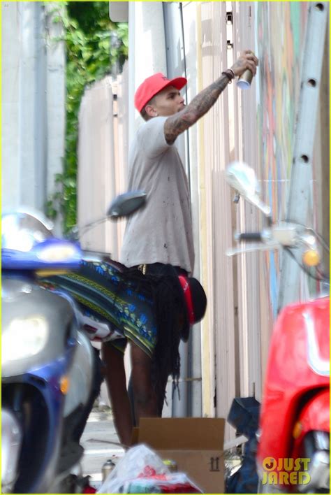 Chris Brown Spray Paints The Town In Miami Photo 3228775 Chris Brown Photos Just Jared