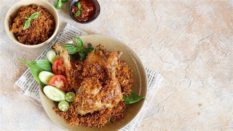 Ayam serundeng merupakan makanan tradisional indonesia yang terdiri dari ayam goreng dengan taburan serundeng. 5 Resep Ayam Serundeng, Sedap Dimakan Bersama Nasi! | Orami