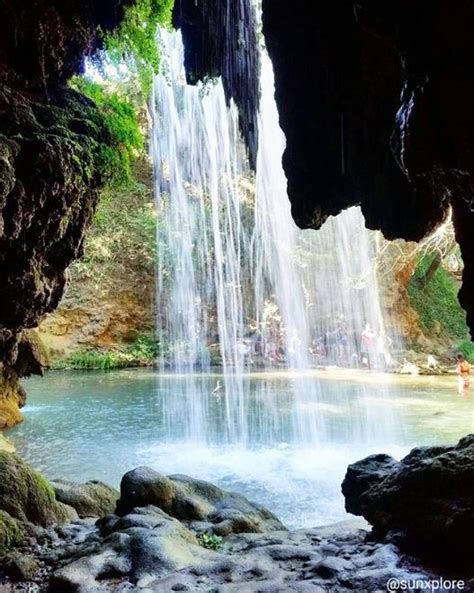 En le paysage se llevarán a cabo un gran conjunto de procesos mentales inconscientes que determinarán la toma de decisiones diarias. Une grotte derrière la cascade du grand Baou dans le var ...