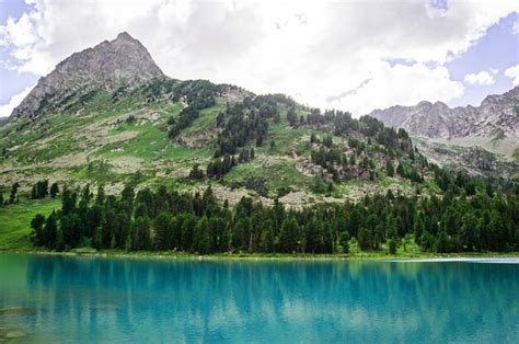 Premium Photo Beautiful Mountain Lake With Turquoise Multinskoe