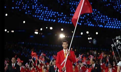 Yi Jianlian Leads Chinese Delegation Into Olympics Opening Ceremony
