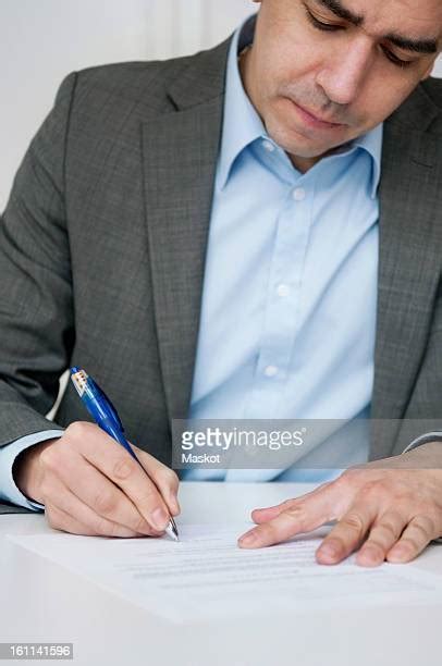 Signing Of Men In Suits Fotografías E Imágenes De Stock Getty Images