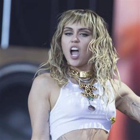 Captan A Miley Cyrus Besándose Con La Ex Cuñada De Kendall Y Kylie Jenner E Online Latino Mx