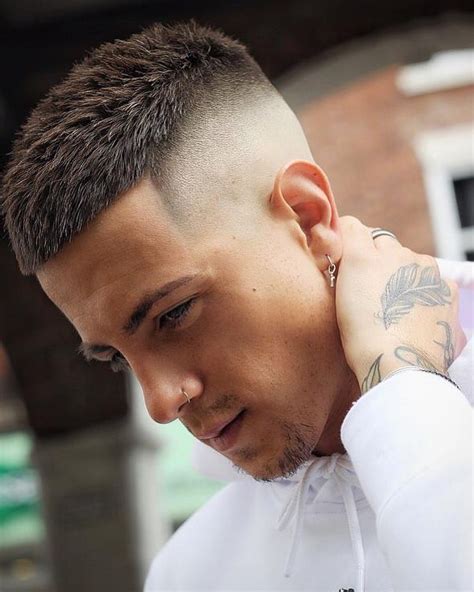 However, it's easier than you might think to find amazing haircuts for guys with round faces. 15 cool short haircuts for guys in 2020 | Haar frisuren männer