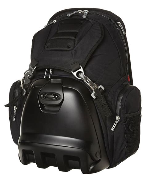 The box has four main compartments and one smaller compartment that's perfect for dips and sauces. Oakley Lunch Box Backpack - Black | SurfStitch