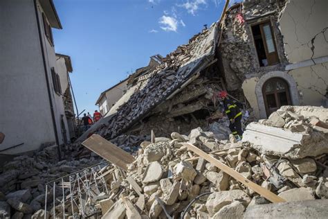 Terremoto in tempo reale dall'italia e dal mondo. Terremoto Centro Italia: due nuove vittime