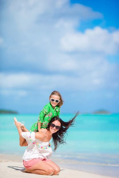 Hermosa Madre E Hija En La Playa Caribeña Disfrutando De Las Vacaciones