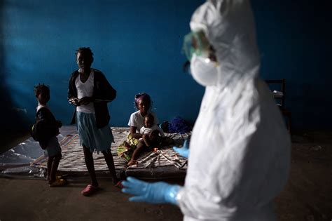 With Aid Doctors Gone Ebola Fight Grows Harder The New York Times