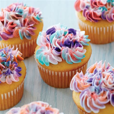 Resealable plastic bags are so useful at keeping things securely sorted. Swirl Drop Flower Cupcakes | Wilton