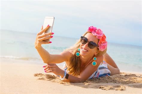 stilvolle junge hübsche frau die selfie auf dem strand nimmt stockbild bild von bilden ozean