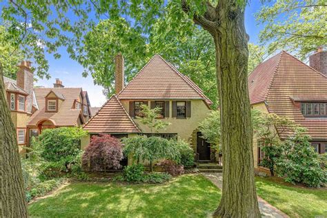 109 Whitson St Forest Hills Ny 11375 Mls 3227325 Redfin