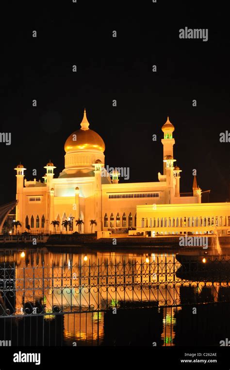 Royal Brunei Sultan Ali Saifuddin Fotos Und Bildmaterial In Hoher