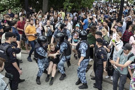 Hundreds Detained In Moscow Protest Over Journalists Case The Columbian