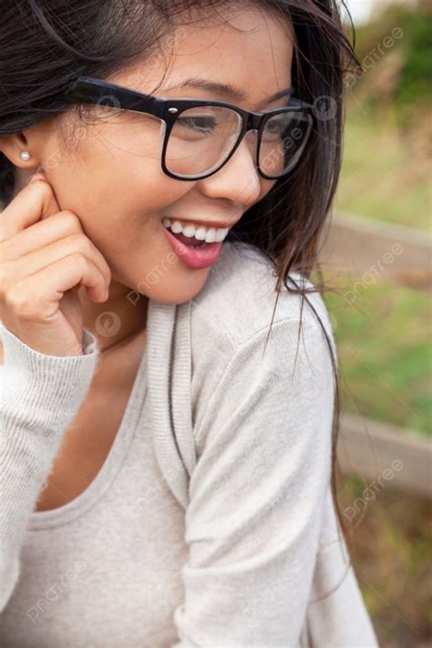 يبتسم سعيد سعيد امرأة صينية شابة آسيوية جميلة أو فتاة ترتدي نظارات في