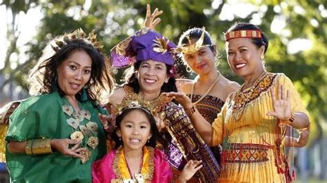 While it has land borders with malaysia to the north as well as east timor and papua new guinea to the east, it also neighbors australia to the south, and palau, the philippines, vietnam, singapore. Keragaman Budaya Indonesia - Peran, Pengaruh Faktor ...