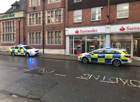 Damit aus konto kostenlos wird. Police evacuate Santander bank in Sevenoaks High Street ...