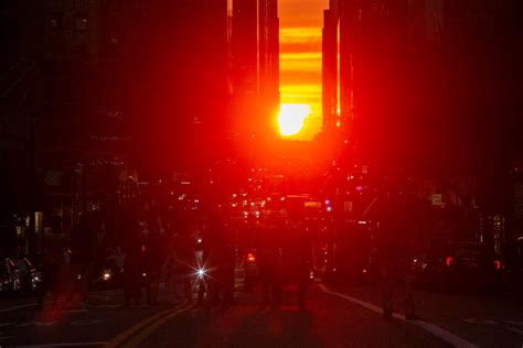 Manhattanhenge Spectacular Sunsets Align With Nyc Streets World