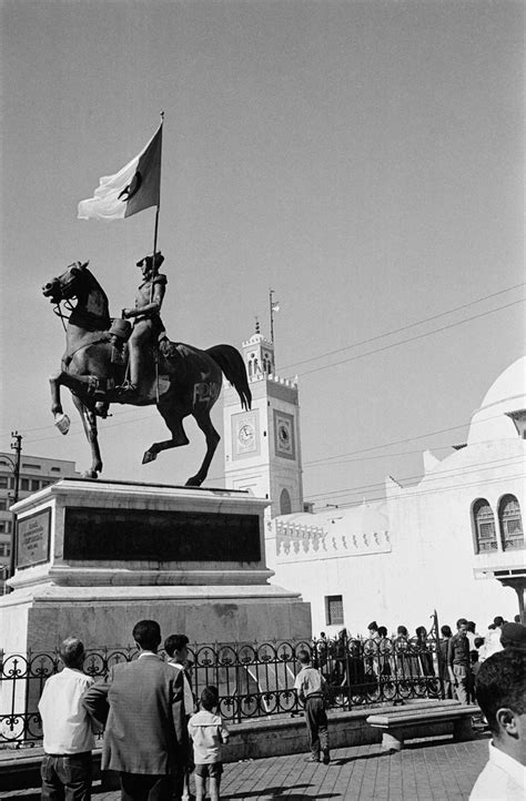 Le 5 juillet 1962, le drapeau algérien flotte enfin sur tous les édifices publics et privés, sur les voitures, les bus, dans les mains de milliers d'algériennes et d'algériens…. De rares photos de la joie des Algériens le 5 juillet 1962