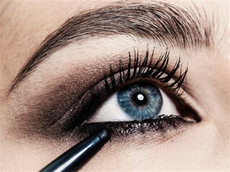 · because applying eyeliner to your lower lid needs to be approached with a bit more caution, here are five tips and tricks to wearing eyeliner on your bottom lid the correct way. Makeup tips: How to properly apply eyeliner to your eyes