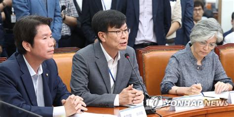 문재인 대통령은 이날 청와대 정책실장을 이호승 경제수석으로. 김상조 8일 대기업 회동할듯…文대통령-재계 만남 추진여부 관심 ...