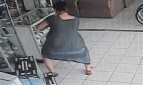 video cette femme s écarte les jambes dans un magasin puis ce que la caméra capte est