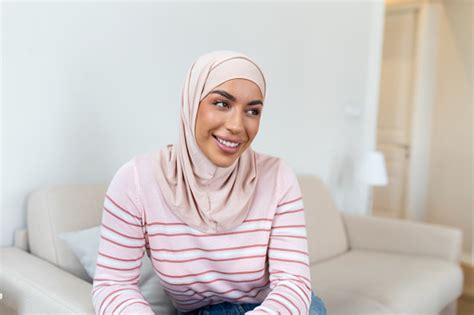 Porträt Einer Selbstbewussten Jungen Frau Aus Dem Nahen Osten Mit Hijab Die Lächelt Und In Die