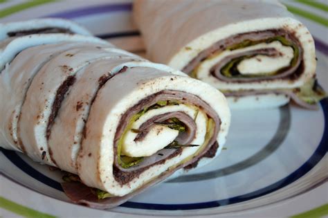 Lavate le zucchine, spuntatele e grattugiatele a julienne in una ciotola. Rotolo di mozzarella con zucchine e prosciutto cotto ...