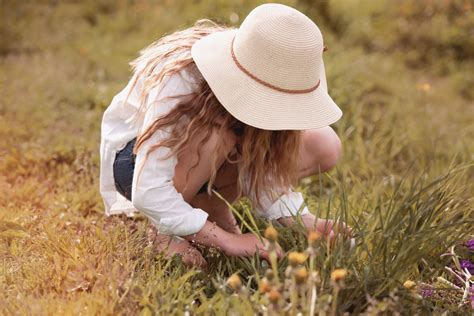 무료 이미지 자연 사람 식물 소녀 여자 사진술 목초지 햇빛 잎 꽃 초상화 봄 가을 어린이 인간의
