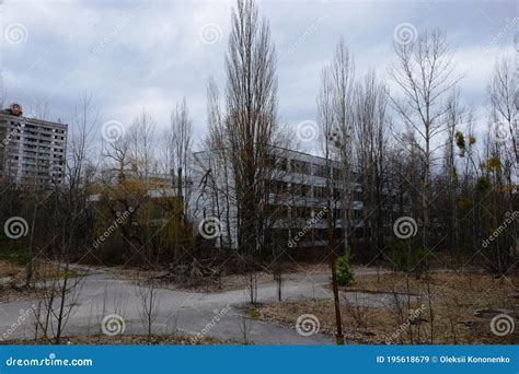 Abandoned Houses In Pripyat Among The Trees Abandoned Residential