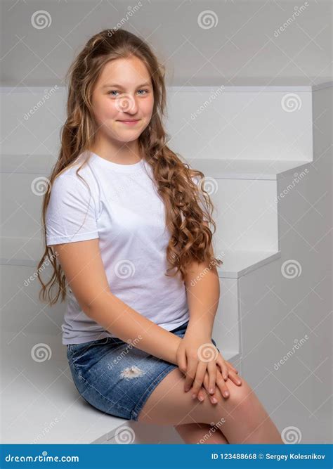 une adolescente s assied sur un escalier blanc photo stock image du joyeux personne 123488668