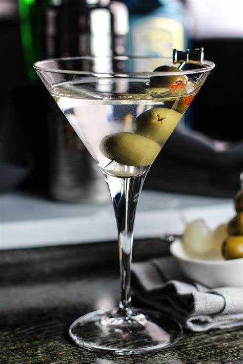 How To Make A Classic Martini Cocktail Martini Recipes Martini