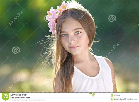 Retrato Da Menina Ao Ar Livre Imagem De Stock Imagem De Infância