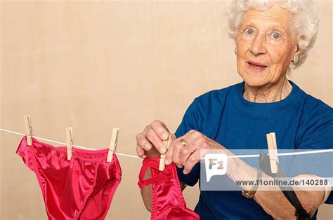 Ältere frau mit sexy unterwäsche