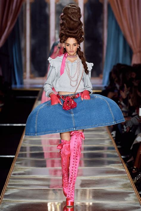Moschino Fall 2020 Ready To Wear Collection Vogue Fashion Fashion