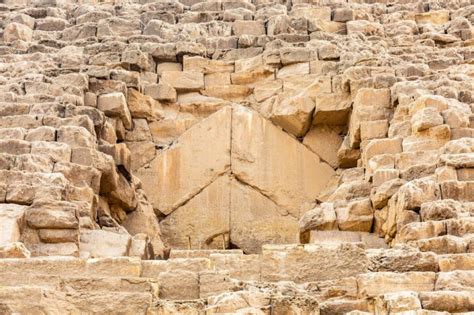 25 Images That Show The Massive Size Of The Great Pyramid Of Giza